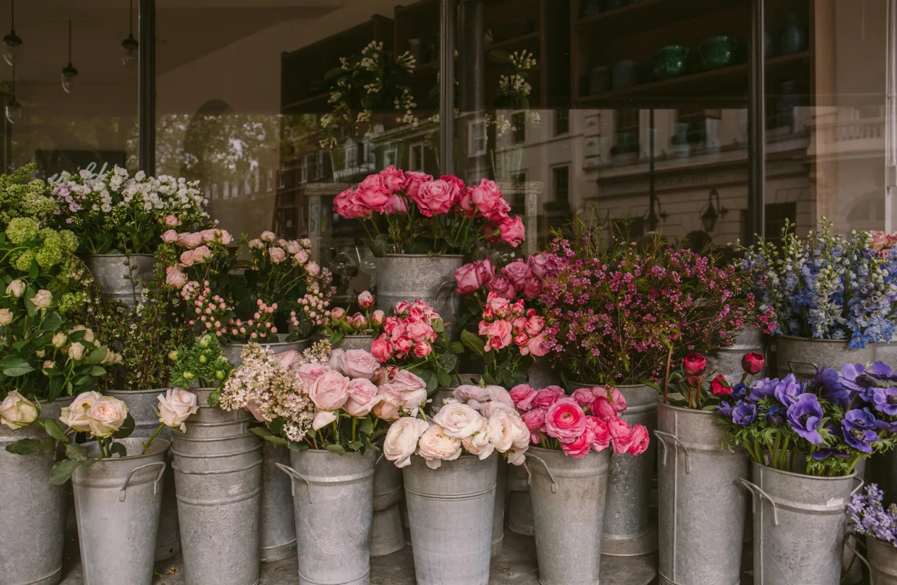 Fiori di tanti colori esposti nella vetrina di una bottega