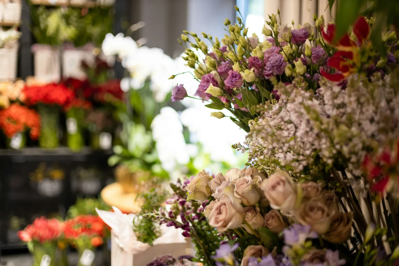 Rose e lisianthus rosa e lilla, tra le altre varietà fresche