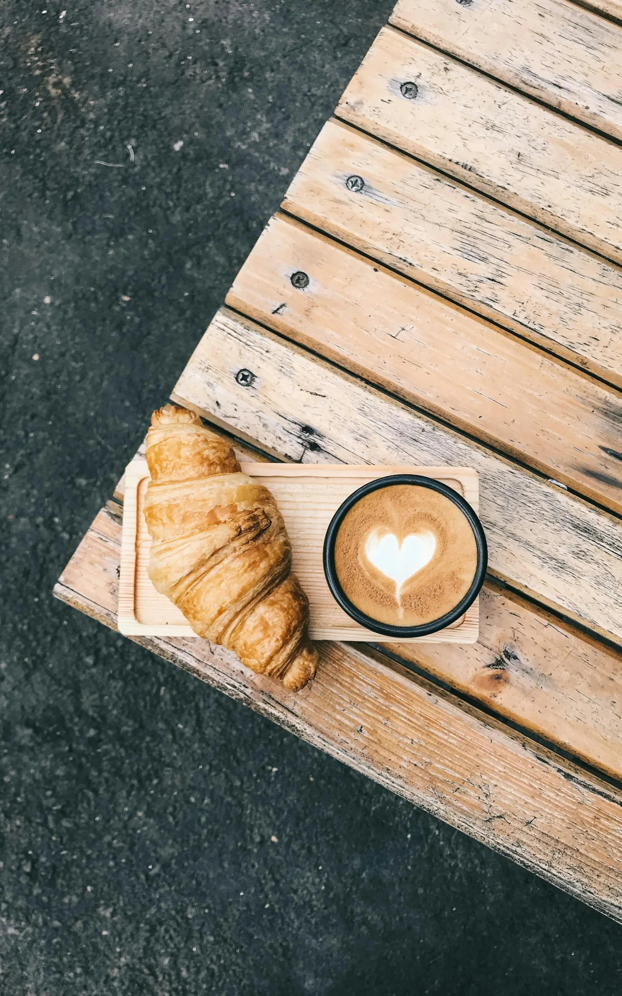 Cappuccino e croissant per iniziare la giornata con calma