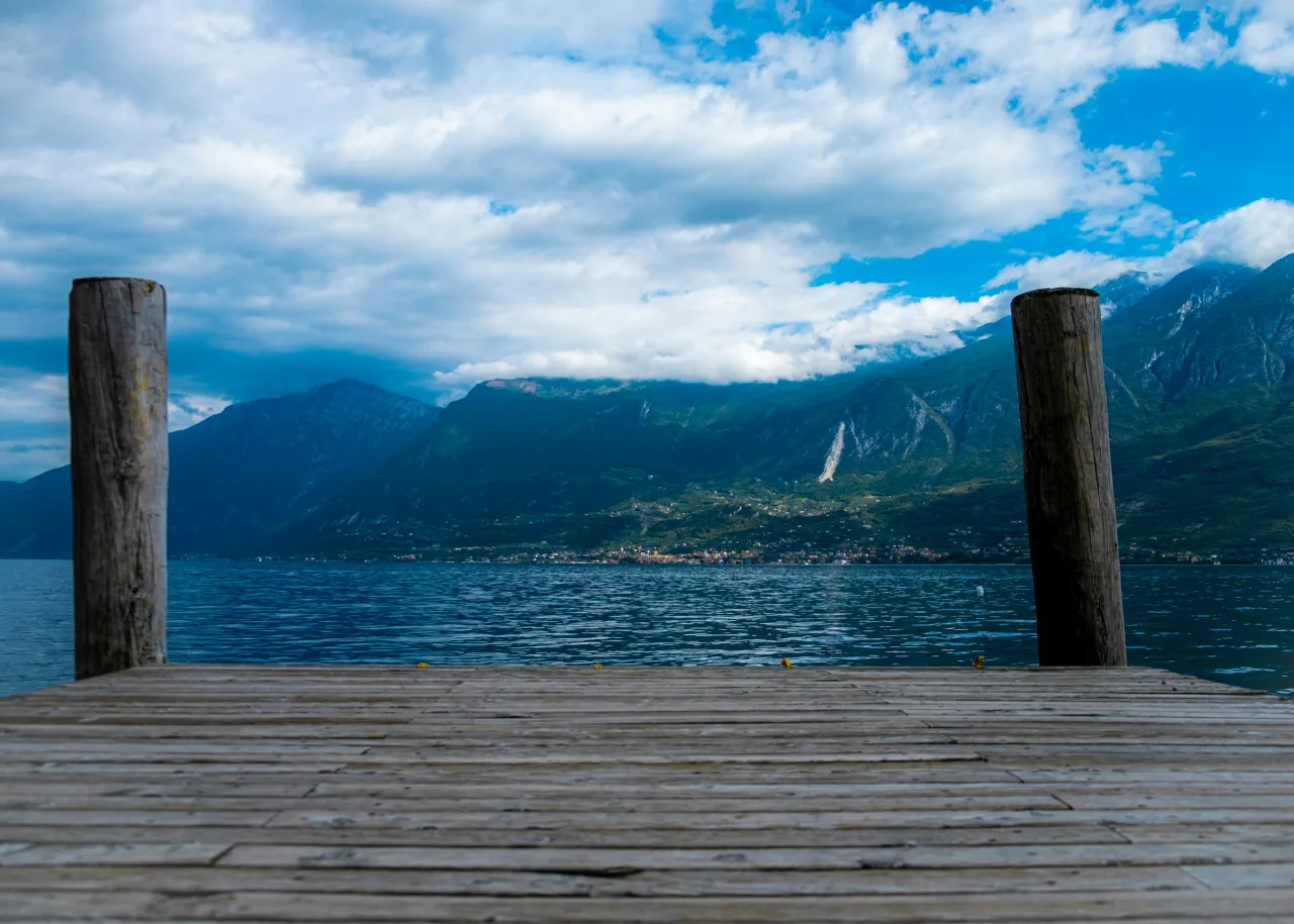 Il Garda visto da un pontile in legno a Gargnano