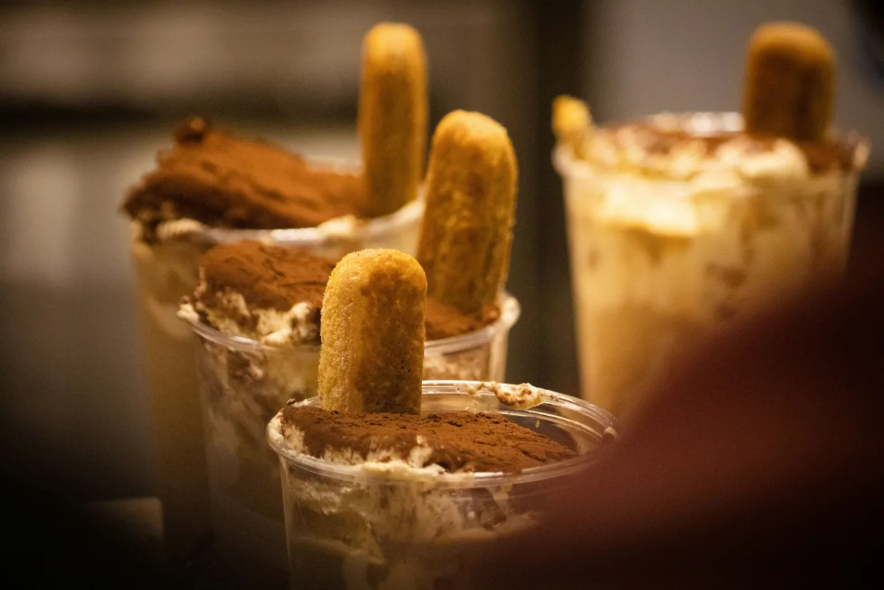 Tiramisù con crema, caffè e cacao