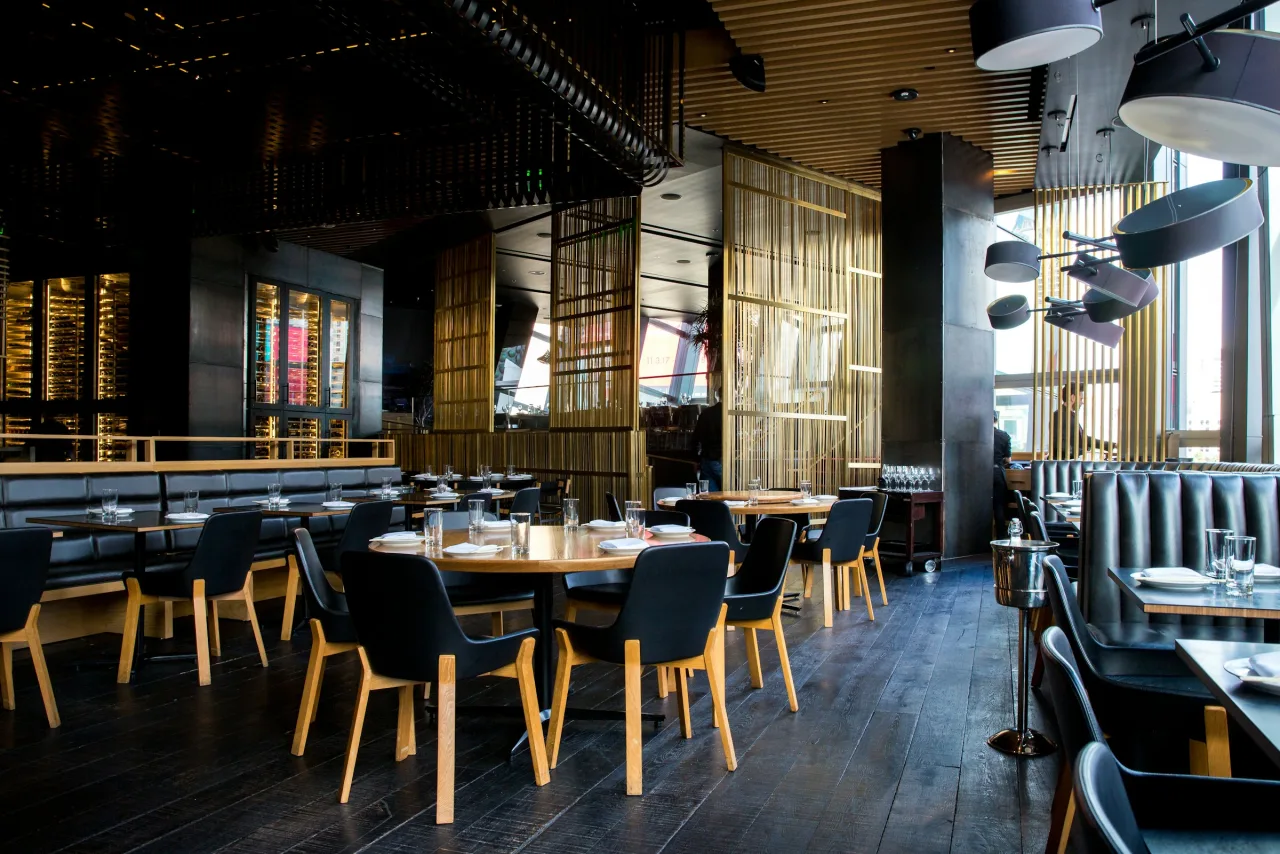 Tavoli in legno e luce naturale nella sala di un ristorante