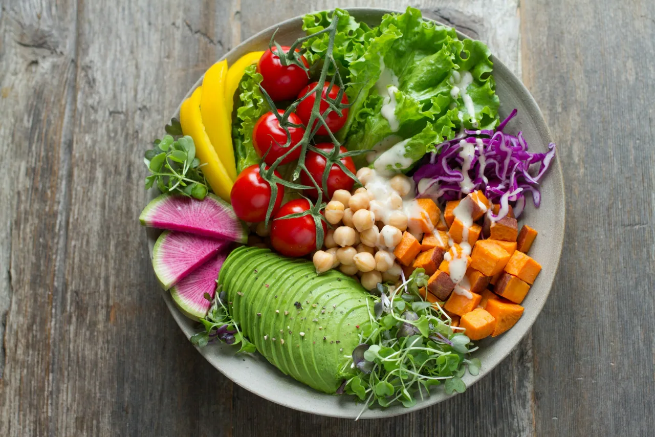 Verdure colorate, ceci e avocado in una composizione di stagione